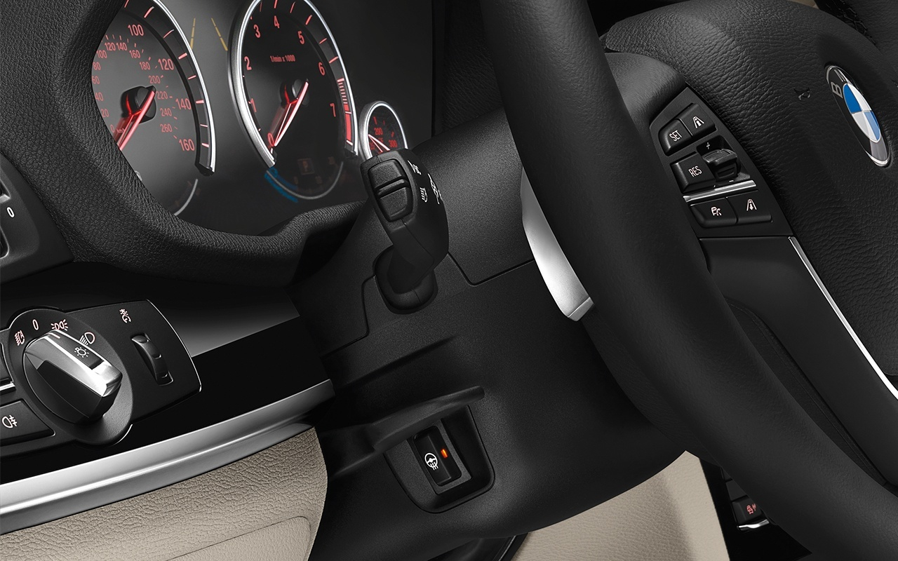 BMW X4 xDrive28i interior front Dashboard Controls