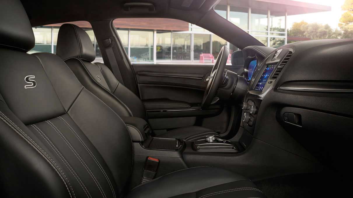 Chrysler 300C Platinum AWD Interior front view