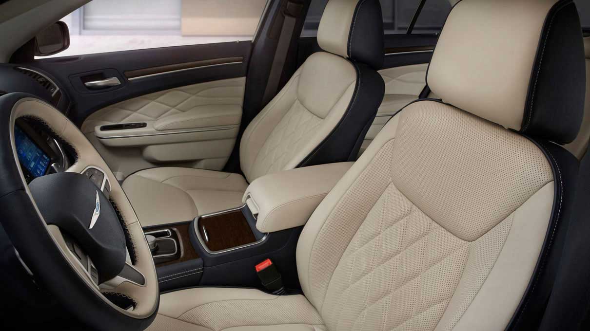 Chrysler 300C Platinum AWD Interior front seats
